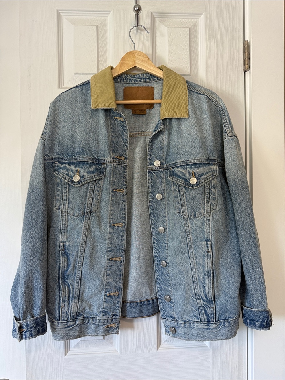 American Eagle Outfitters Light Blue Denim Jacket with Tan Collar